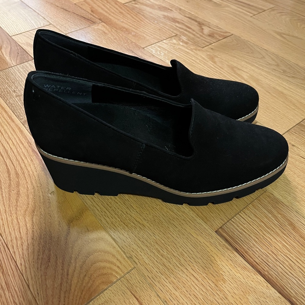 New Vionic women’s wedge size 9 Willa wedge style black water resistant suede - Picture 2 of 4